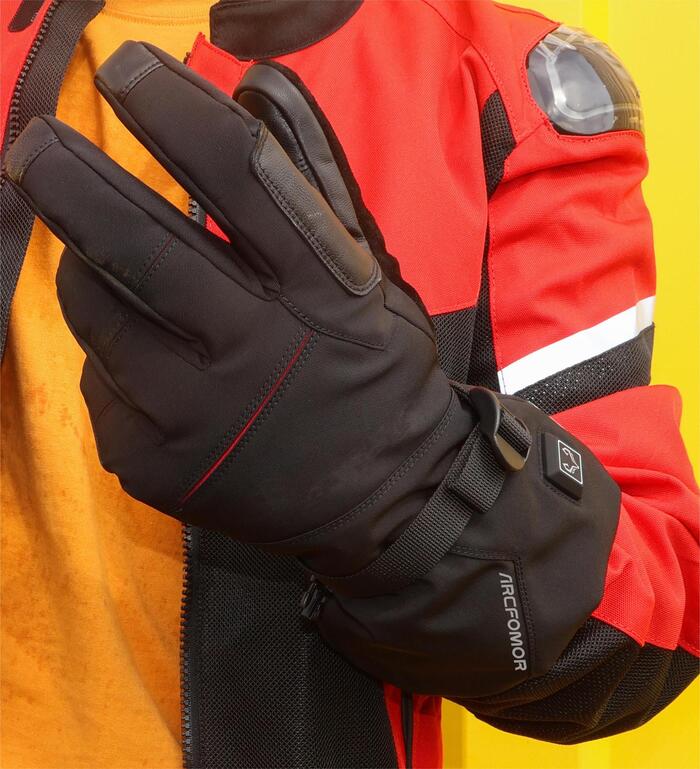 This picture shows the Arcfomor “Crab Leg” gloves outdoors in a classic and durable design that heats up quickly and lasts a long time!