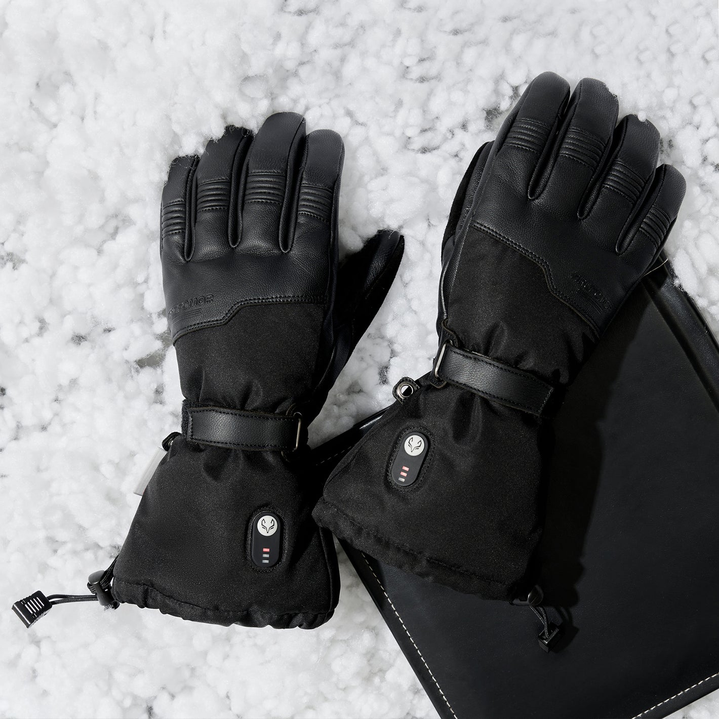 The image shows a pair of Arcfomor "Ottawa Nights" gloves, the outer layer of the gloves is made of leather and the overall design looks simple and elegant.