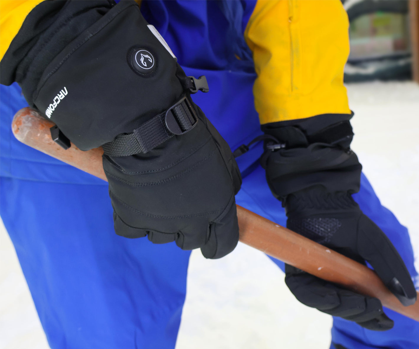 This picture shows in detail how comprehensive and comfortable these heated gloves from Winter Shield are in the winter and how they can keep your hands warm!