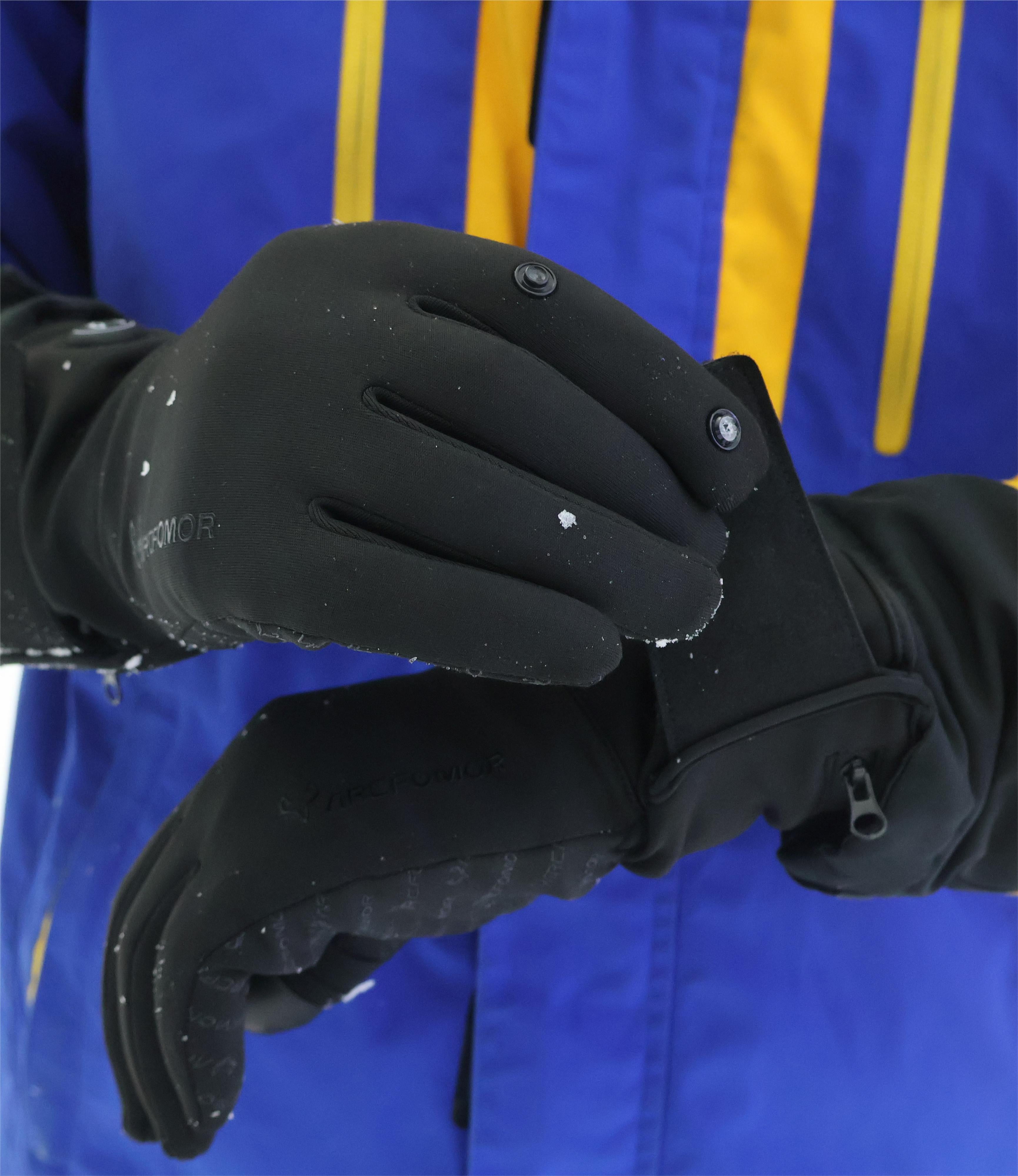 This picture shows the Arcfomor brand Spider Silk heated gloves outdoors, which look good and keep you warm excellently!