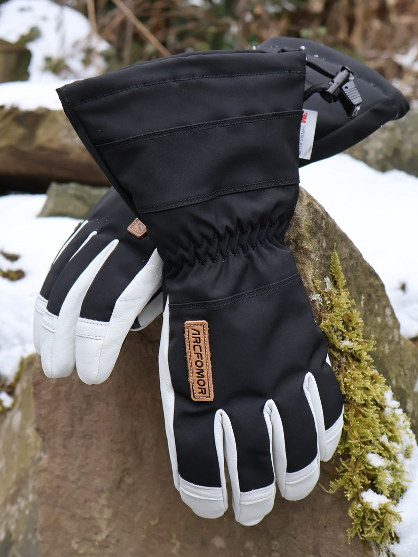 This picture shows what Arcfomor's “Yellowstone Gentleman”  gloves look like outdoors.